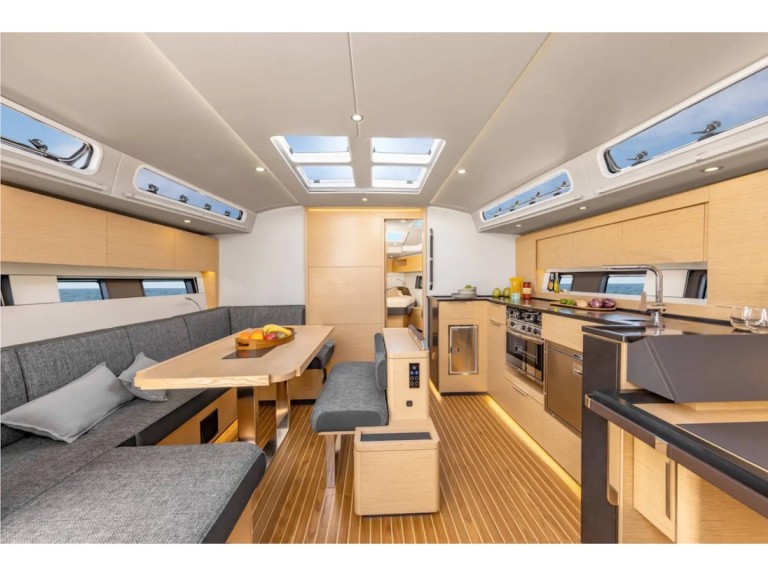Sailboat to hire Alimos at the best price