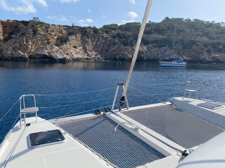 Hire Catamaran Lagoon with a boat licence