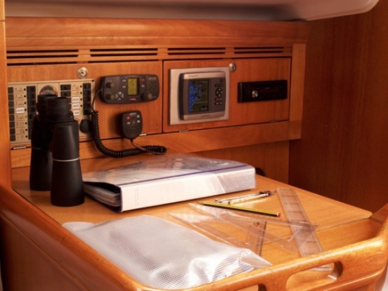 Charter a Elan Elan 31 Performance in Vigo on Samboat