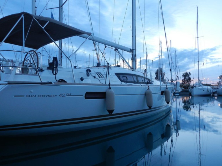 Hire a Jeanneau Sun Odyssey 42 DS Lefkáda