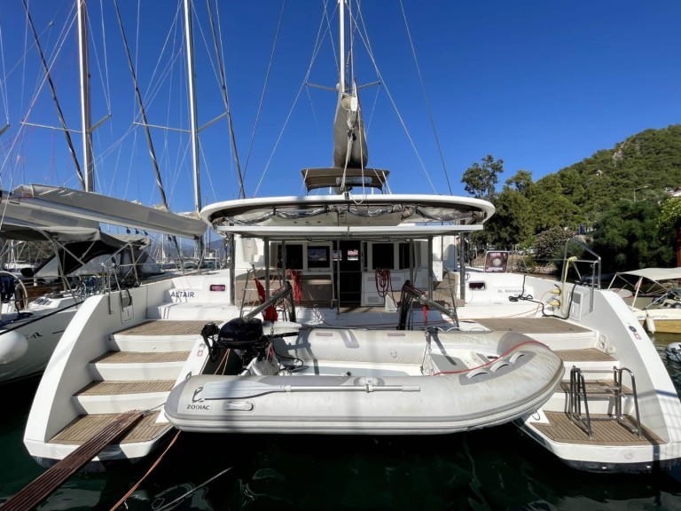 Catamaran to hire Alimos at the best price