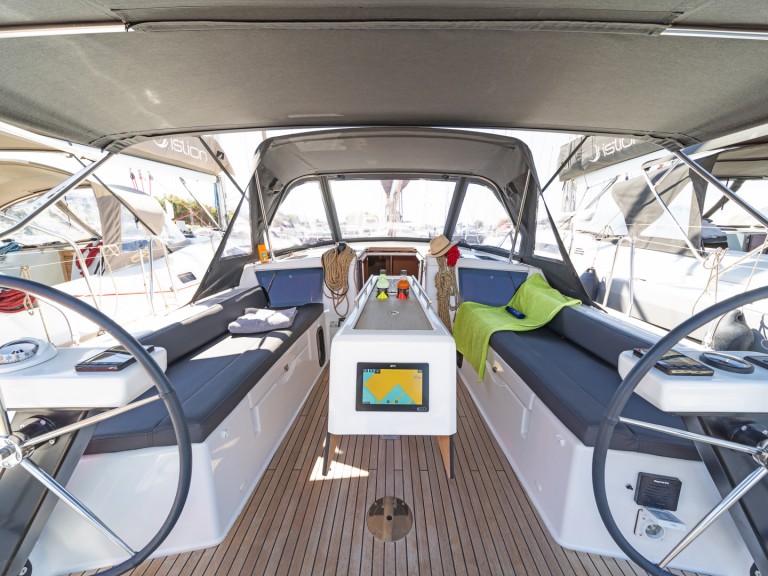 Charter a Dufour Dufour 390 in Lefkáda on Samboat