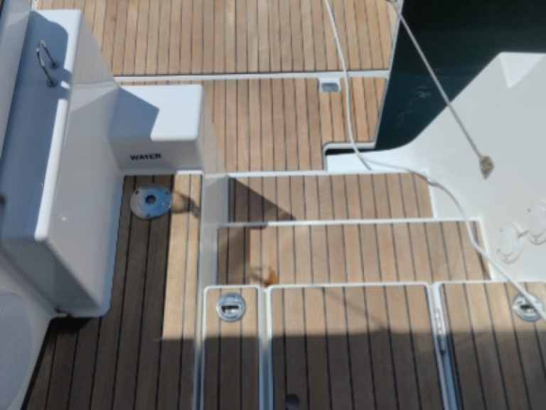 Hire a Dufour Dufour 470 Lefkáda