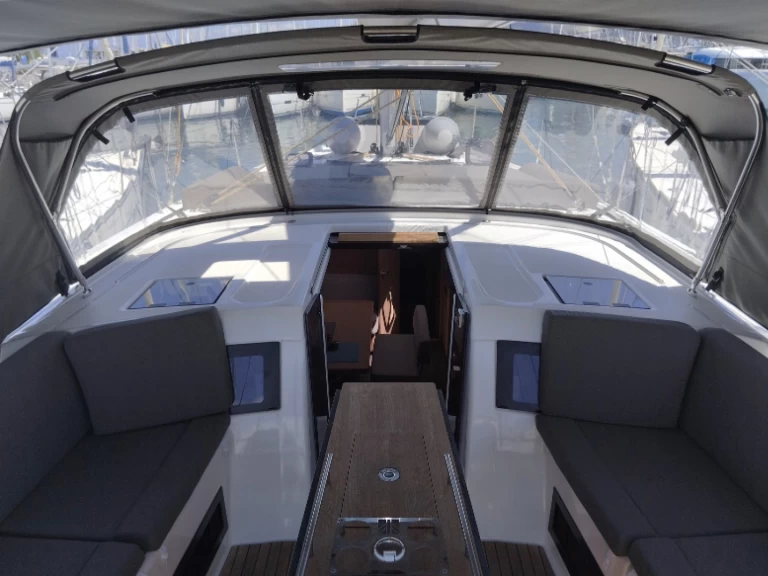 Sailboat hire in Lefkáda - Dufour Dufour 470