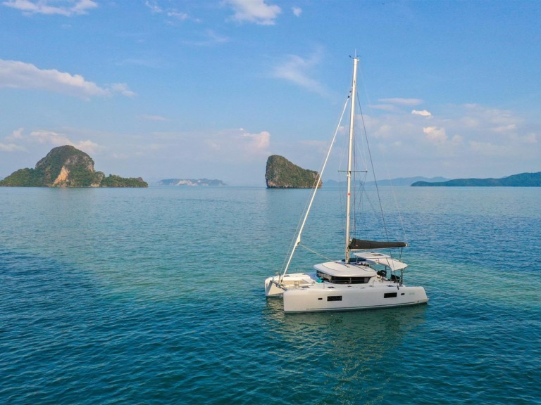 Hire Catamaran Lagoon with a boat licence