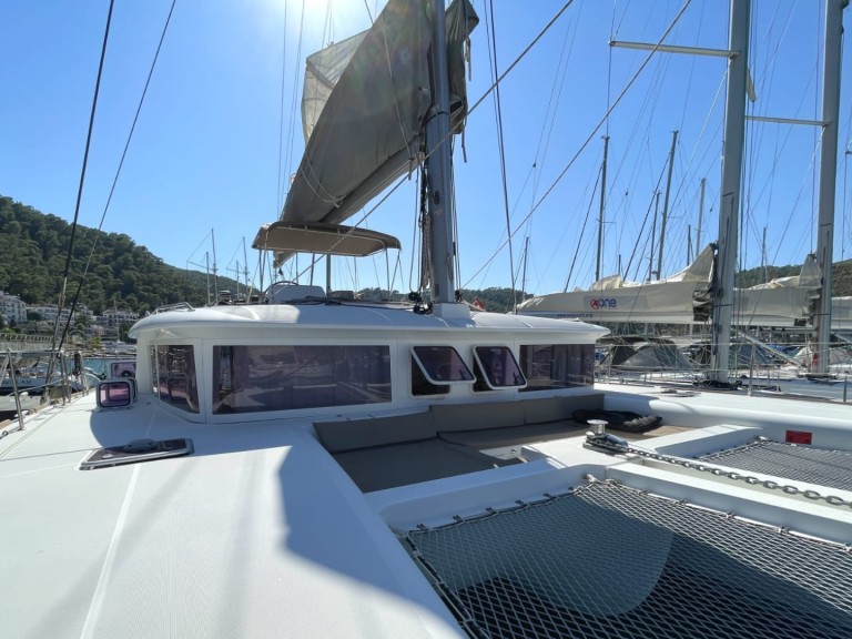 Catamaran hire in Alimos - Lagoon Lagoon 450 F