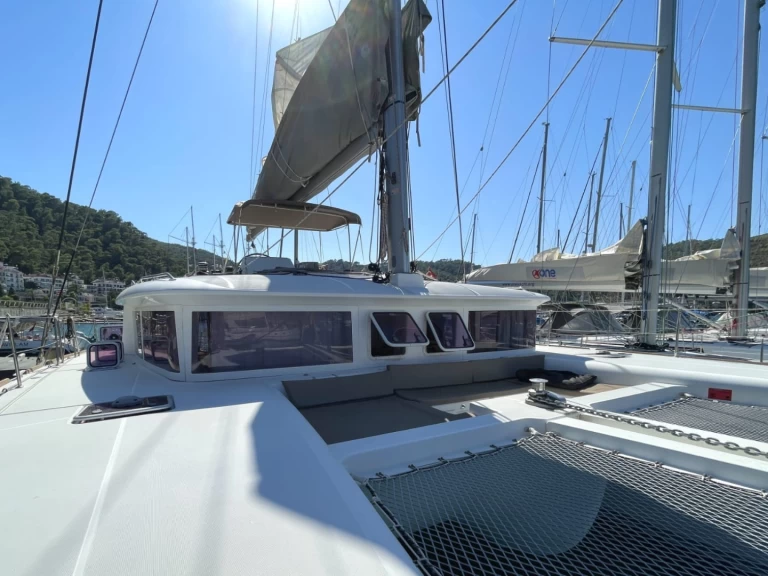 Catamaran hire in Alimos - Lagoon Lagoon 450 F