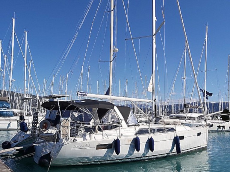 Hire a Bénéteau Oceanis 41.1 Lefkáda