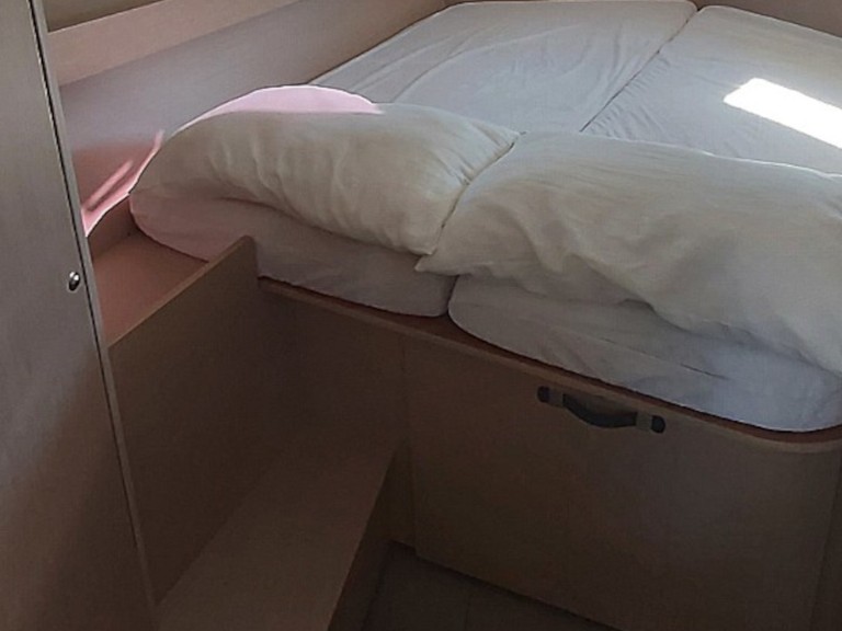 Charter a Bénéteau Oceanis 41.1 in Lefkáda on Samboat