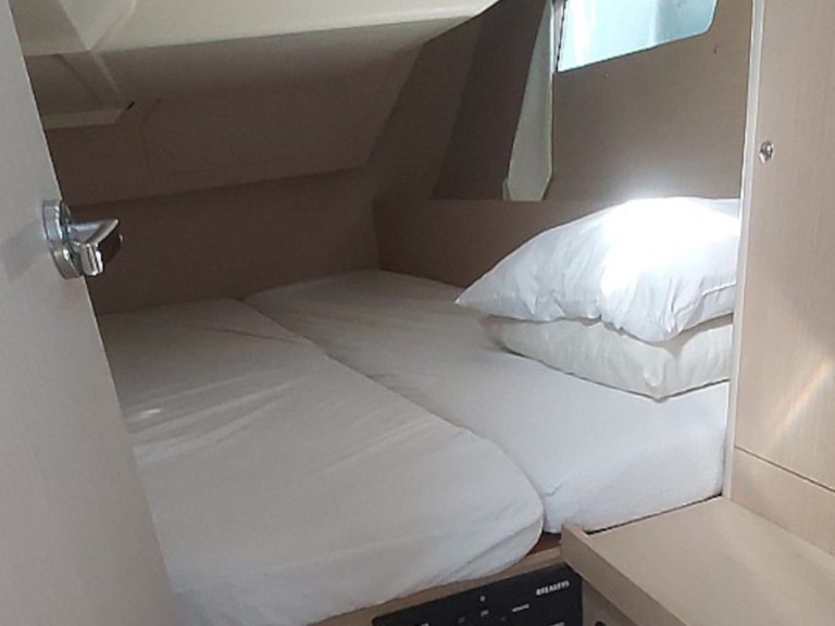 Hire Sailboat Bénéteau with a boat licence