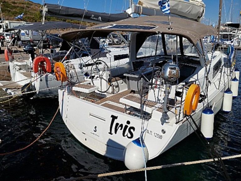 Sailboat hire in Alimos - Bénéteau Oceanis 41.1