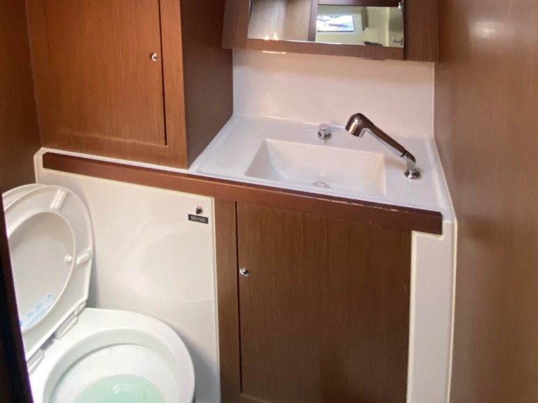 Charter a Bénéteau Oceanis 41.1 in Alimos on Samboat