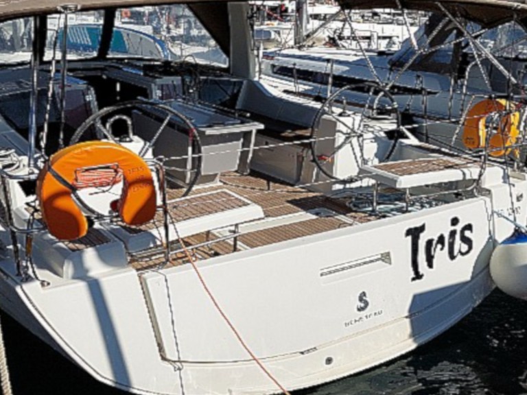 Hire a Bénéteau Oceanis 41.1 Alimos