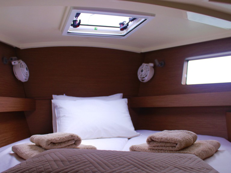 Charter a Bénéteau Oceanis 41.1 in Skiathos on Samboat