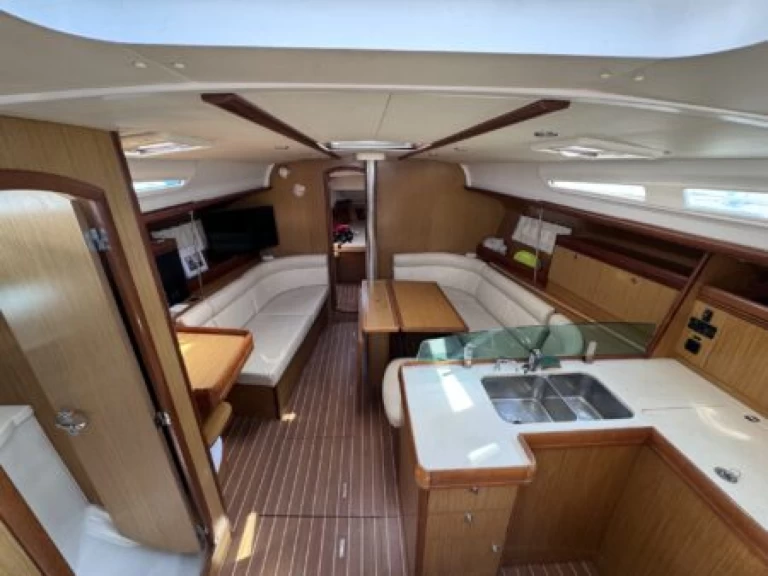 Charter a Jeanneau Sun Odyssey 42i in Le Marin on Samboat
