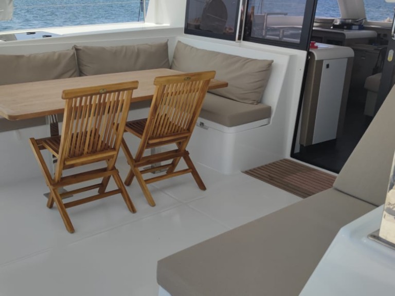 Hire a Fountaine Pajot Fountaine Pajot Isla 40  (Wm-Ac in dinette-Gen-Sol.Pan) Castellammare del Golfo