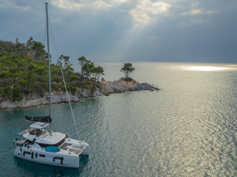 Hire Catamaran Lagoon with a boat licence