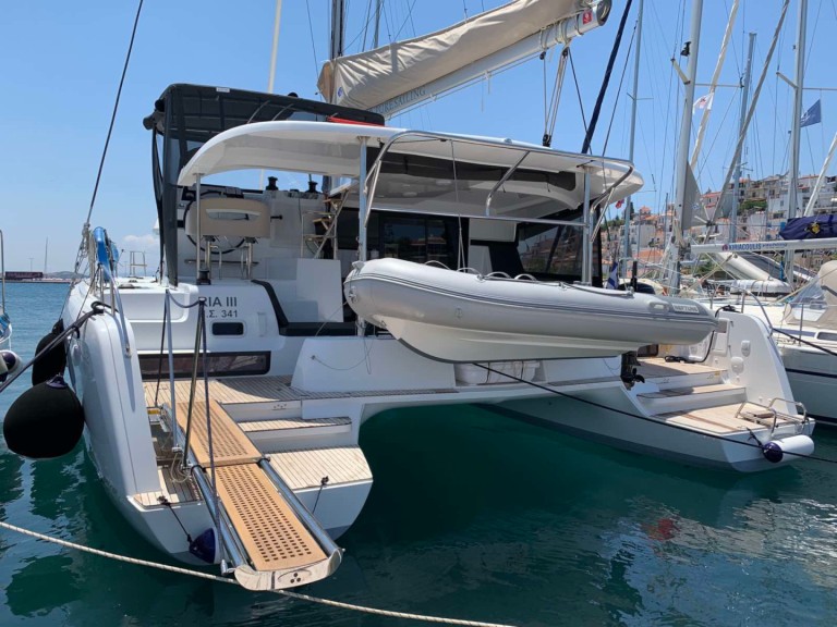 Catamaran hire in Lefkáda - Lagoon Lagoon 42