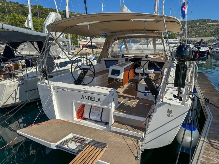Sailboat to hire Primošten at the best price