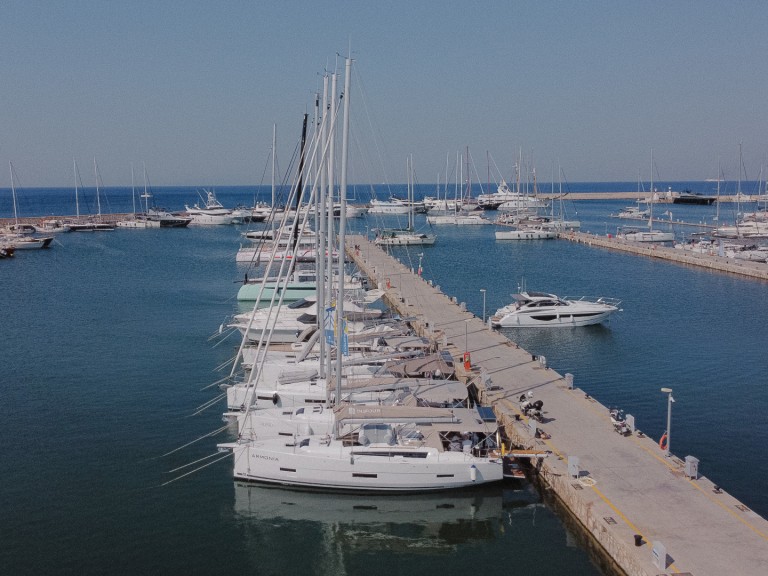 Yacht charter Skiathos - Dufour Dufour 430 on SamBoat