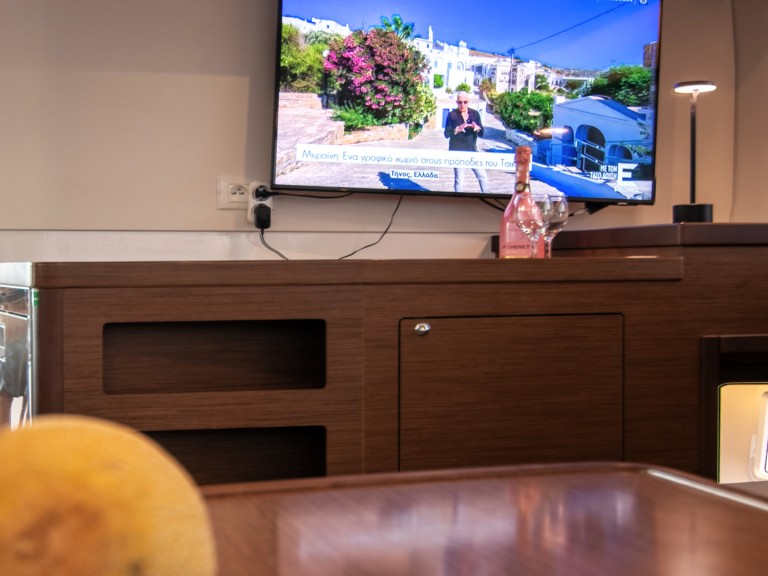 Catamaran hire in Skiathos - Lagoon Lagoon 42