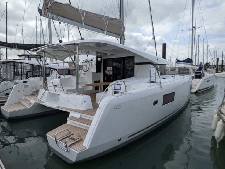 Yacht hire Lefkáda cheap Lagoon 42