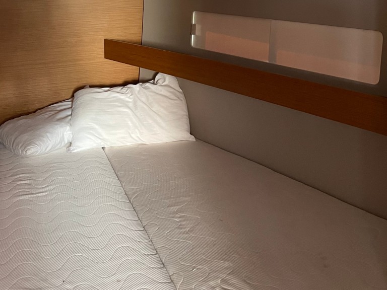 Hire Sailboat Jeanneau with a boat licence