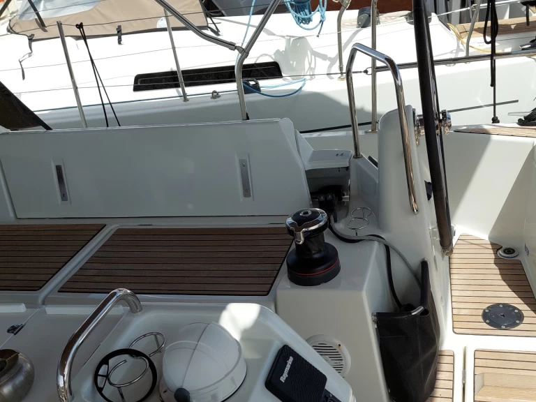 Hire Sailboat Jeanneau with a boat licence