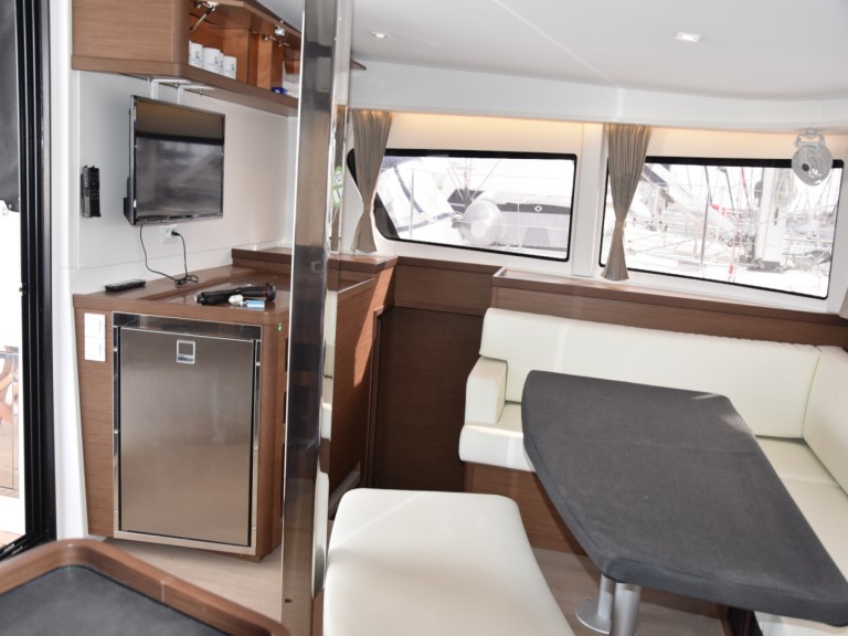 Hire Catamaran Lagoon with a boat licence