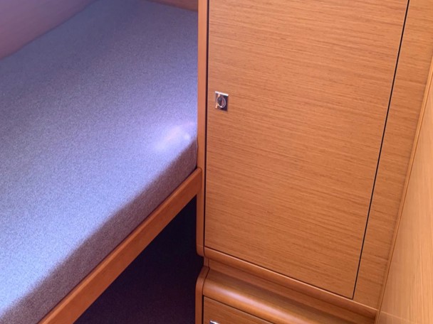 Hire Sailboat Jeanneau with a boat licence