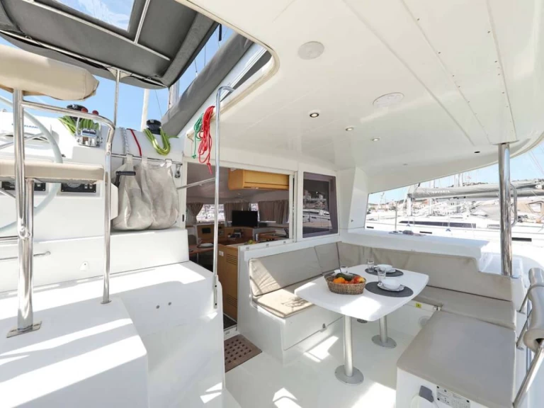 Hire Catamaran Lagoon with a boat licence