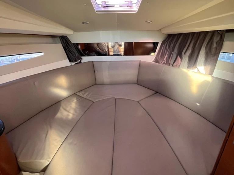 Yacht charter Beaulieu-sur-Mer - Jeanneau Leader 8 on SamBoat