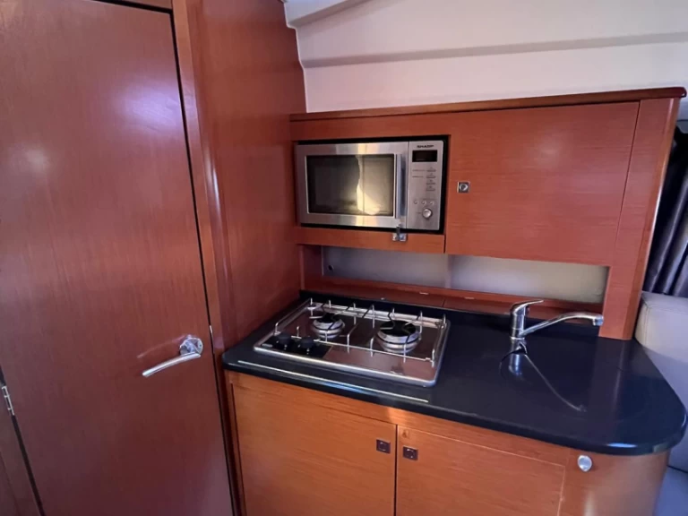 Hire a Jeanneau Leader 8 Beaulieu-sur-Mer