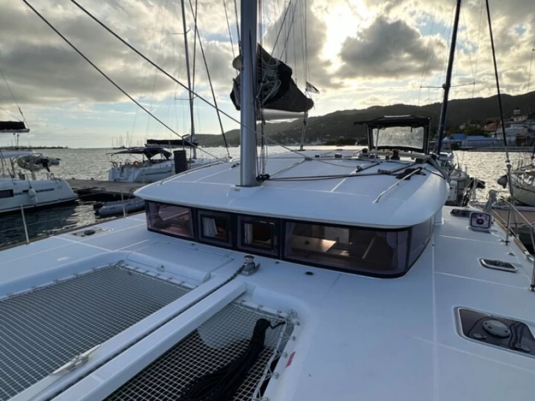 Catamaran hire in Sliema - Lagoon Lagoon 400 S2