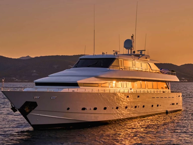 Luxury Yacht to hire Athens at the best price