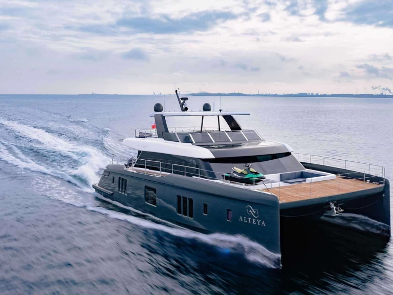 Hire Luxury Yacht Sunreef with a boat licence