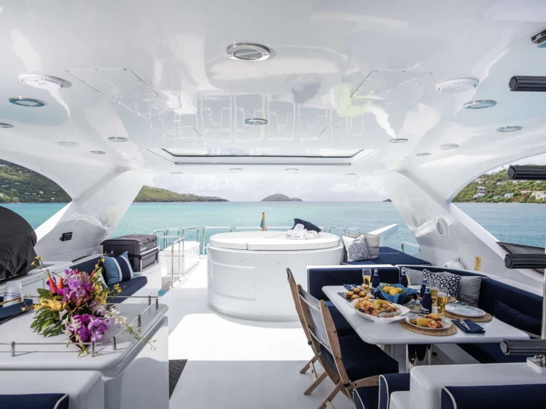 Hire Luxury Yacht Intermarine Savannah with a boat licence