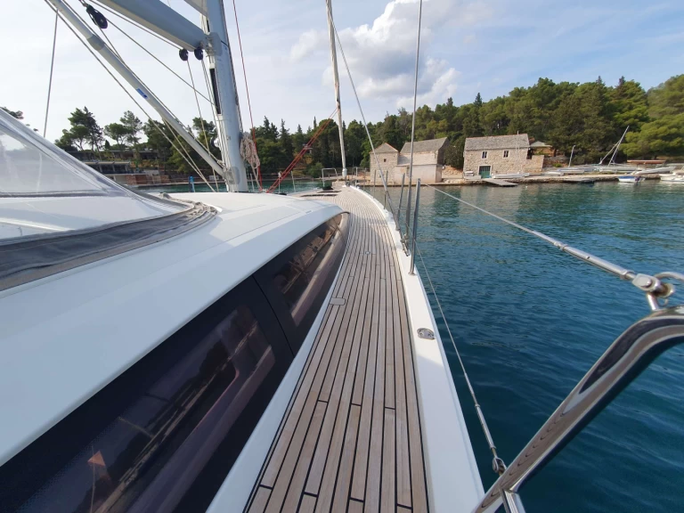 Hire Luxury Yacht Jeanneau with a boat licence