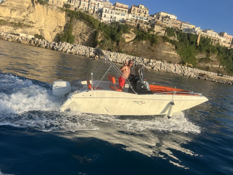 Hire Motorboat Prua al vento with a boat licence
