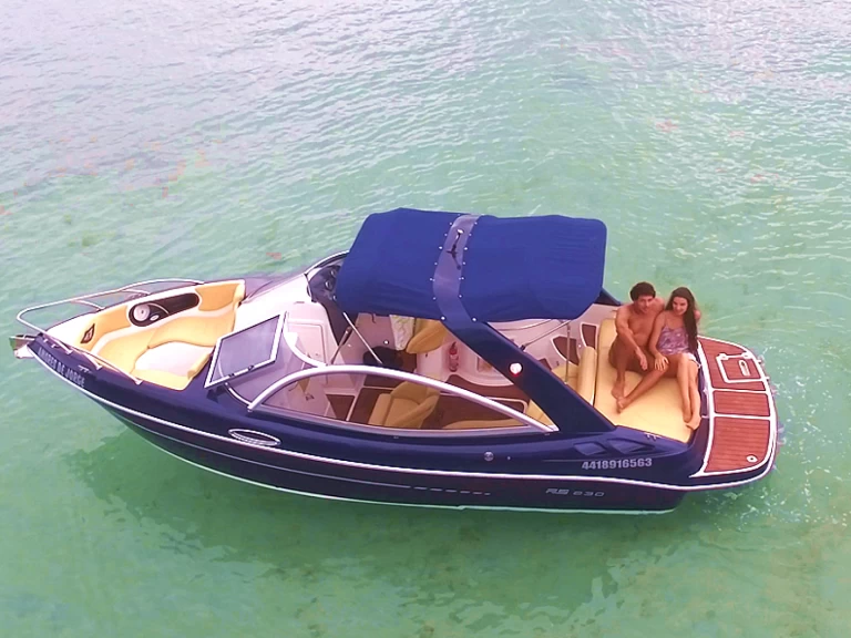 Motorboat hire in Armação dos Búzios - Madame Sirena 23 feet