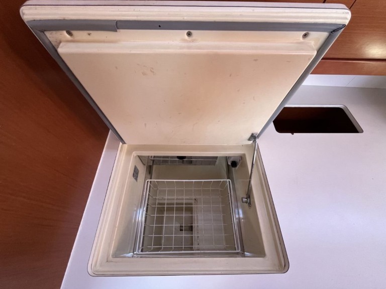 Hire Sailboat with or without skipper Bénéteau Lefkáda