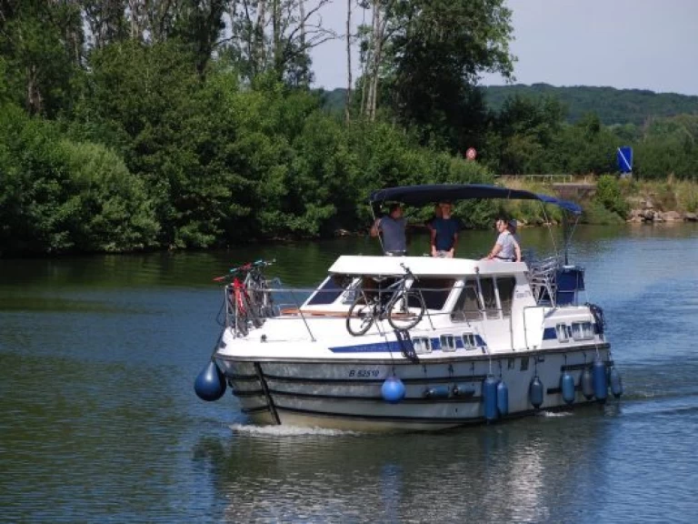 Hire Canal boat Tarpon with a boat licence