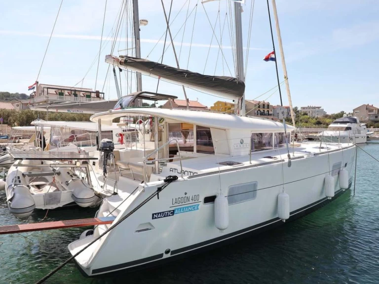 Catamaran to hire Pomer at the best price