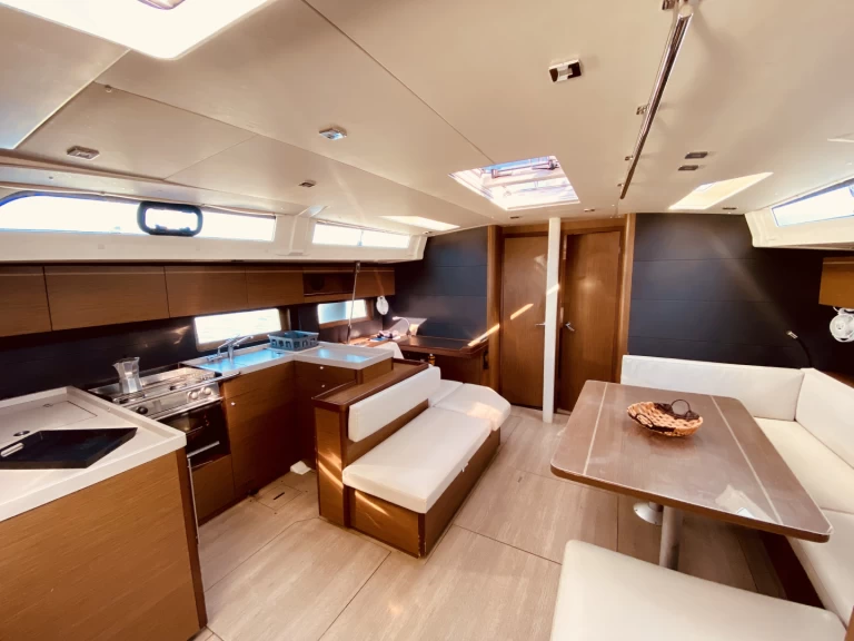 Sailboat to hire Lefkáda at the best price