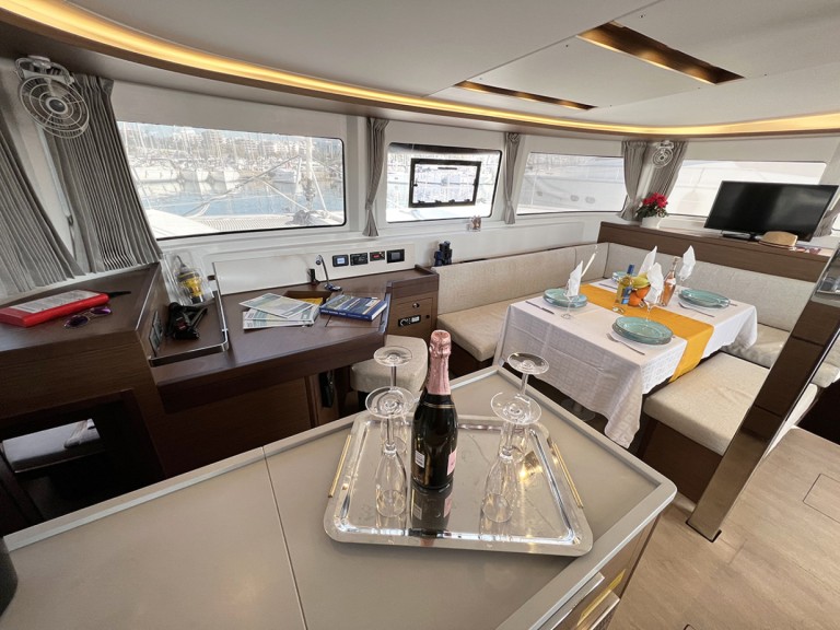 Hire Catamaran Lagoon with a boat licence