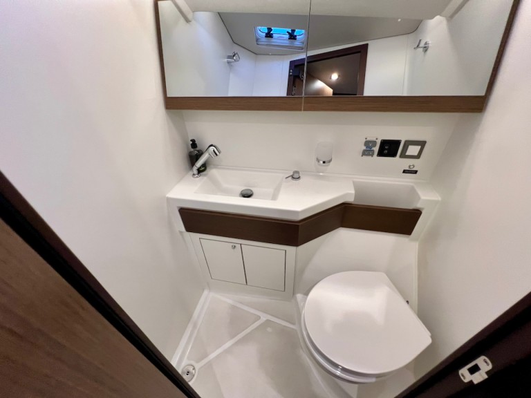 Yacht charter San Miguel De Abona - Bénéteau Oceanis 46.1 on SamBoat