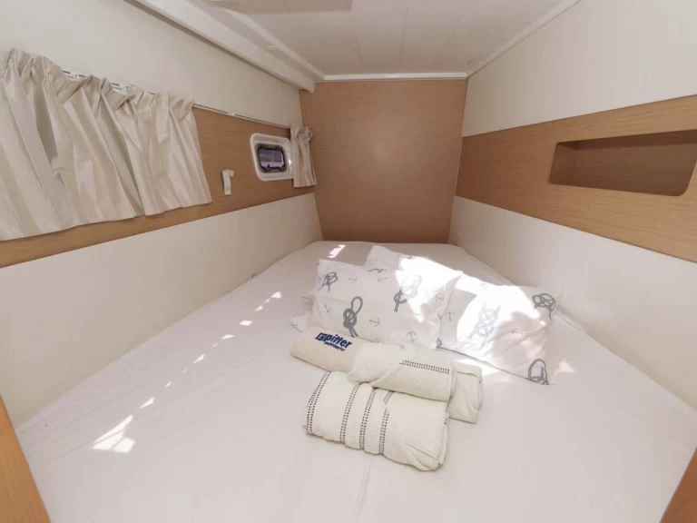 Charter a Lagoon Lagoon 400 in Pomer on Samboat
