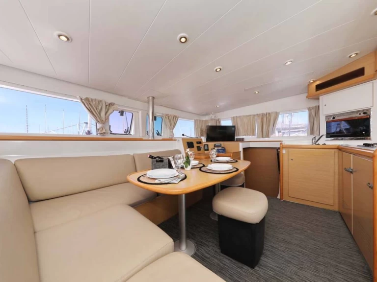 Hire Catamaran with or without skipper Lagoon Pomer