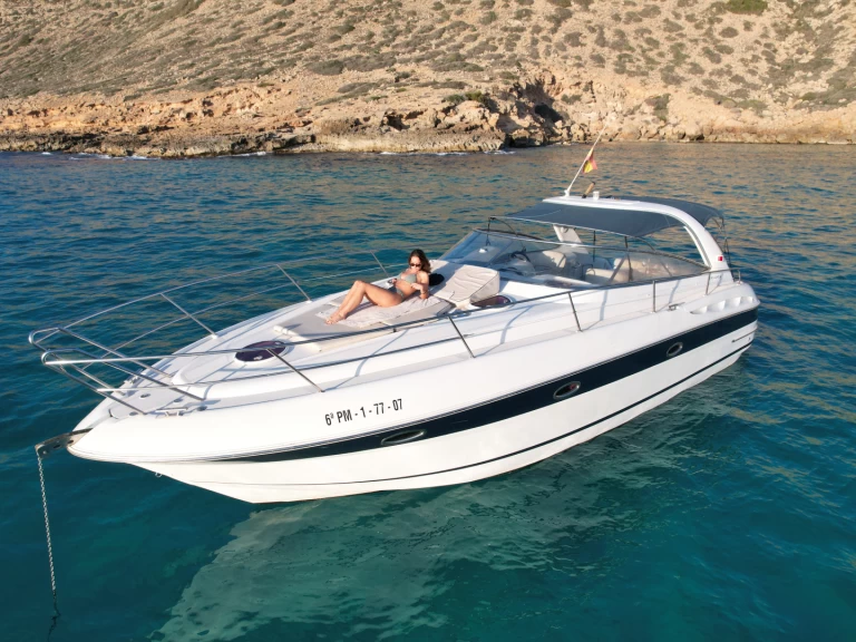 Hire Motorboat Bavaria with a boat licence