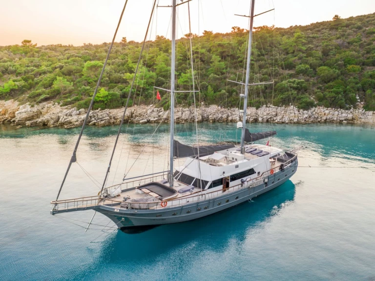 Yacht charter Lávrio - Custom Made Virtuoso on SamBoat